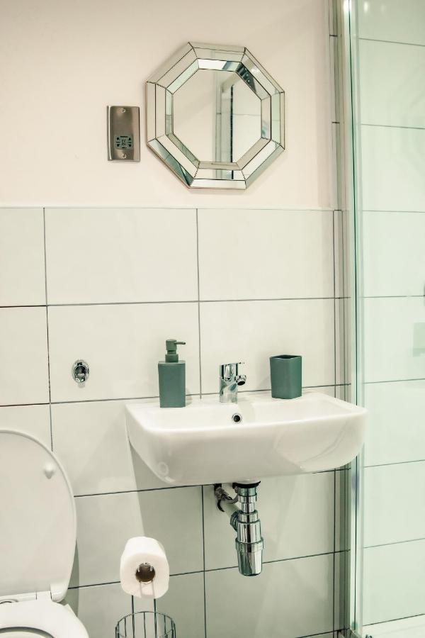 בראדפורד Bv Cosy Basement Apartment At Conditioning House מראה חיצוני תמונה