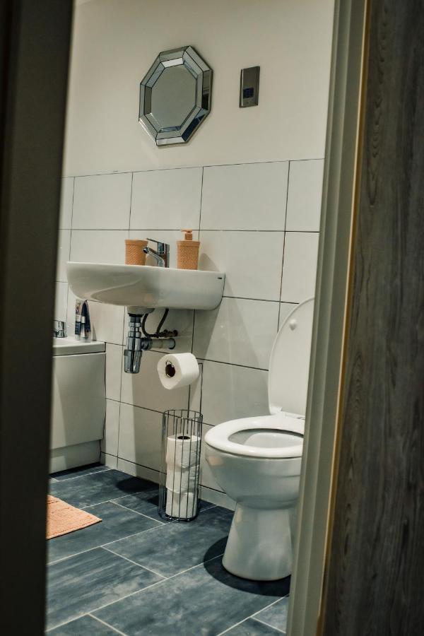 בראדפורד Bv Cosy Basement Apartment At Conditioning House מראה חיצוני תמונה