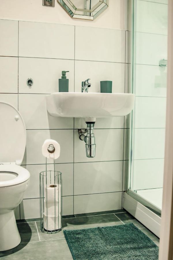 בראדפורד Bv Cosy Basement Apartment At Conditioning House מראה חיצוני תמונה