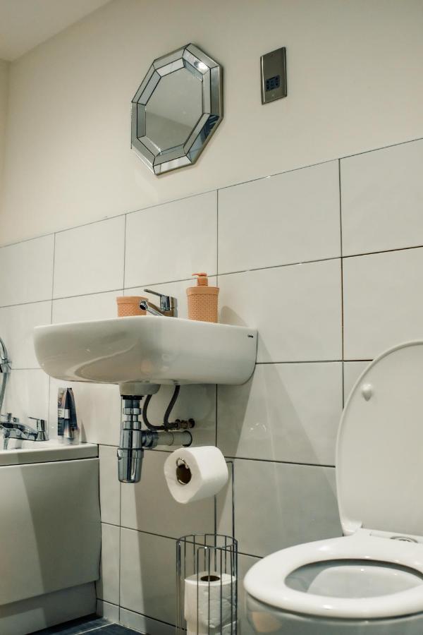 בראדפורד Bv Cosy Basement Apartment At Conditioning House מראה חיצוני תמונה