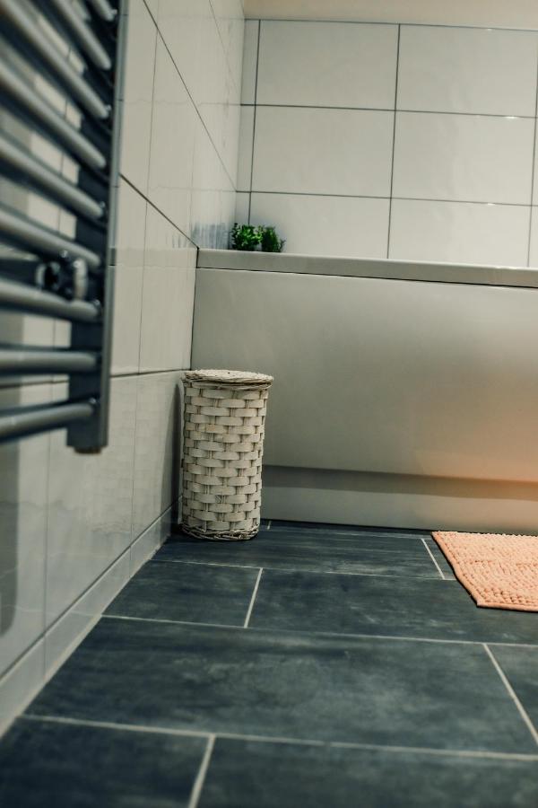 בראדפורד Bv Cosy Basement Apartment At Conditioning House מראה חיצוני תמונה