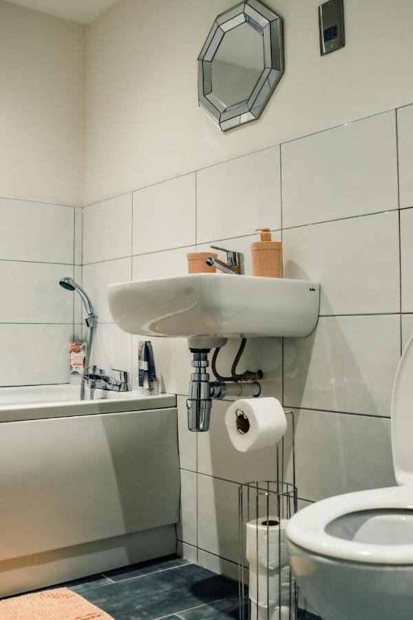 בראדפורד Bv Cosy Basement Apartment At Conditioning House מראה חיצוני תמונה