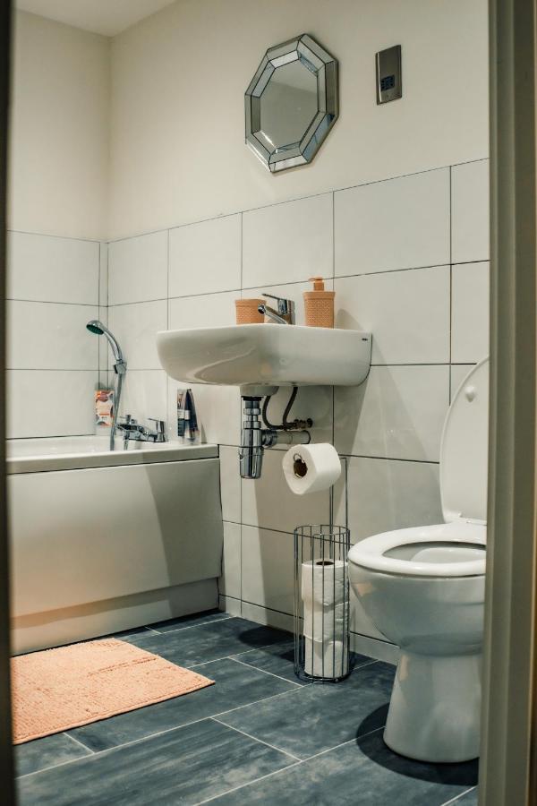 בראדפורד Bv Cosy Basement Apartment At Conditioning House מראה חיצוני תמונה